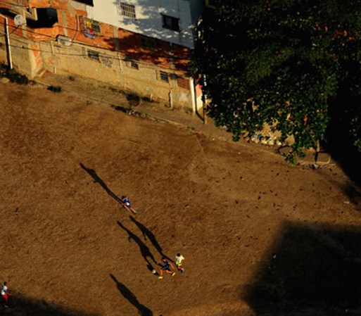 Desde pequeños los niños juegan fútbol en las barriadas de Río de Janeiro, aquí la de Itanhanga.