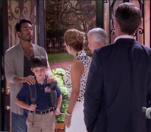 La familia Cano queda impactada cuando Santiago llega a casa y presenta a Willy como su hijo. Amanda y Begoña quedan en shock.