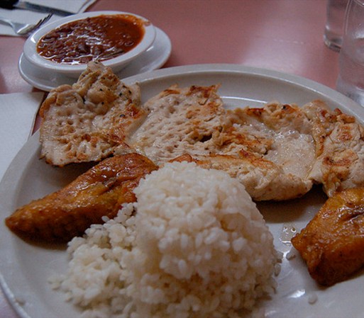 Pollo y arroz con habichuelas.
