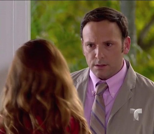 Pancho se ve con Lucy quien lo pone al tanto de lo que sucede en “El Trébol de Oro”, entre otras cosas le informa que casi no hablan y tienen pavor de salir a la calle.