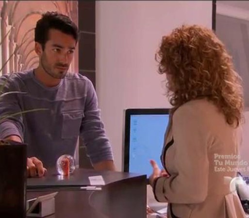 Santiago descubre que Paula está trabajando en le bufete de abogados de su familia y empieza con preguntas. Ella le pide que no la descubra con Humberto y Santiago le dice que va a necesitar un manual con lo que puede y no decir.