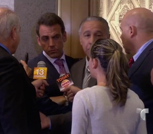 Humberto pierde un caso muy importante y la prensa acosa a la salida.