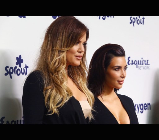 Ambas portaron atuendos muy similares, aunque parece ser que Khloe no se atrevió a enseñar más de lo necesario.