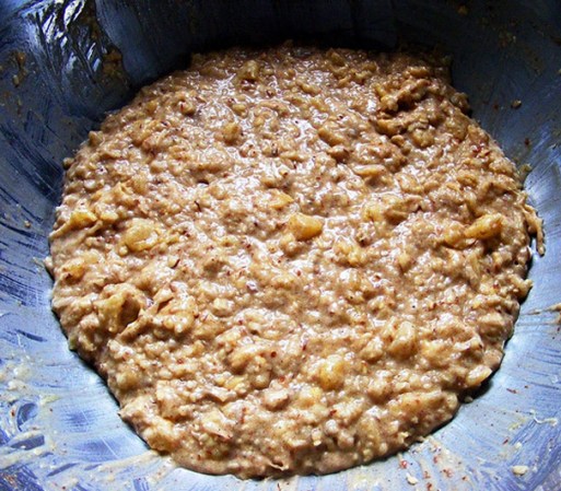 Torta de piña triturada, coco rallado, almendras en cubitos, canela y nuez moscada.