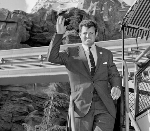 El senador Edward M. Kennedy visitó Disneyland el 1ero de noviembre de 1960. Era el más joven de los nueve hijos. Fue un destacado líder del partido demócrata. Hasta el día de su muerte, fue el senador Senior por Massachusettts desde 1962. Falleció a causa de un tumor cerebral maligno el 25 de agosto del 2009.