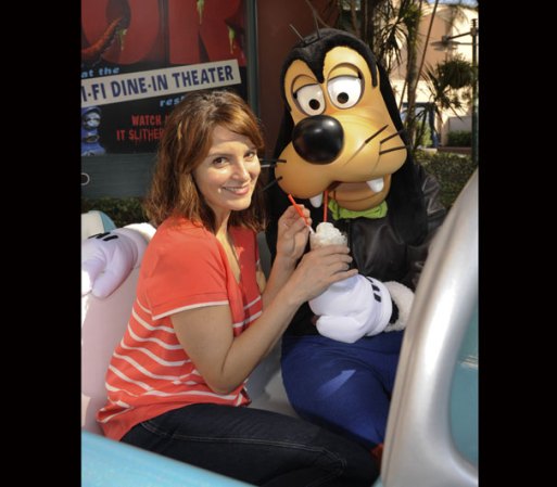 Tina Fey, la actriz y comediante, escritora y guionista. Es conocida por su participación en el show Saturday Live Night. También por protagonizar la comedia 30 Rock y sus actuaciones en Mean Girls, Baby Mama y Date Night.