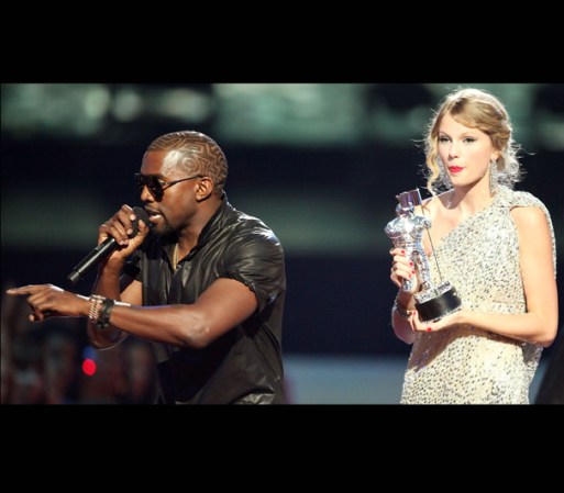 En el 2009 el rapero Kanye West le robó a la cantante Taylor Swift su momento de gloria durante la premiación, arrebatándole el micrófono de las manos y expresando que Beyoncé se merecía el premio.