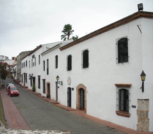 Un paseo por calle La Ataranza (foto), invita a redescubrir el pasado colonial del país, aún muy presente en algunos barrios de Santo Domingo, la ciudad más antigua del "Nuevo Mundo".