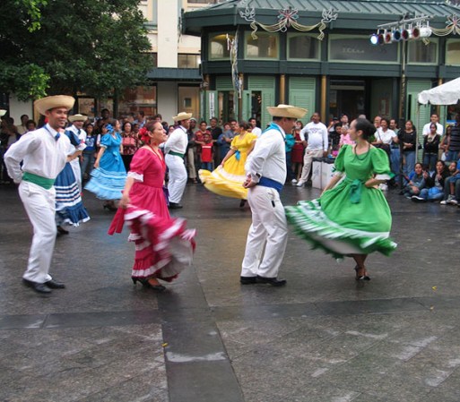 Una de las mejores experiencias que puedes tener en Puerto Rico consiste en disfrutar de un espectáculo de danza. El candor latinoamericano y los coloridos trajes se ponen en juego en la plena, el baile típico boricua.