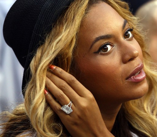 Septiembre, 2011: Beyoncé causó sensación en un partido de tenis en New York, no por su belleza o su moda, sino por dejar ver el enorme diamante que recibió por su compromiso con el cantante Jay-Z.