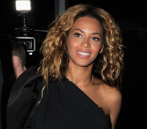 Beyoncé dejó el glamour a un lado para presentarse con una imagen mas casual en una fiesta en honor de Kelly Rowland, su compañera en el grupo Destiny's Child.