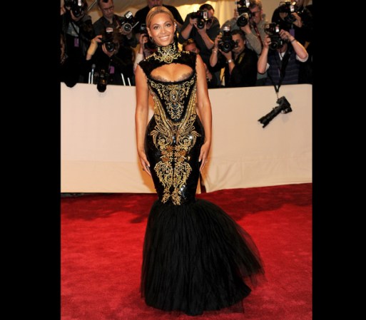 Mayo, 2011: Beyoncé portó un sensual diseño de Alexander McQueen en una gala del Museo Metropolitano de Arte en New York.