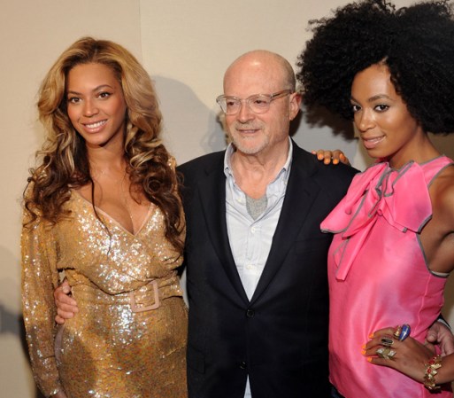 Septiembre, 2011: Beyoncé luciendo su avanzado embarazo durante un desfile de moda en New York. Aquí con un amigo y su hermana, la también cantante Solange.