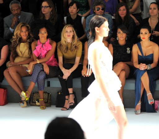 Septiembre, 2011: Como la estrella que es, Beyoncé se sentó en primera fila del desfile de modas, donde también estaba la estrella de tv Kim Kardashian.