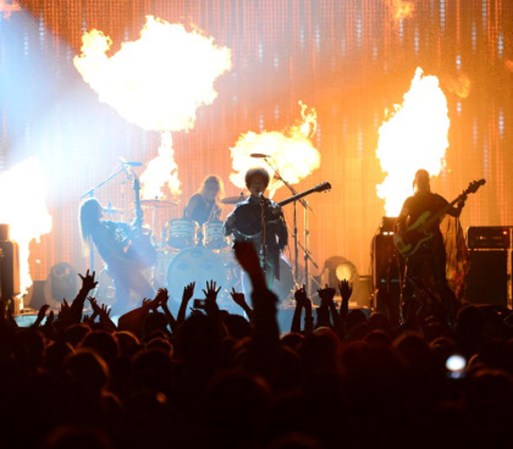 El escenario de los Billboard Music Awards se incendió cuando Prince tocó un popurrí de sus clásicos "Let's Go Crazy", "Frankenstein" y "Fix Ur Life Up".