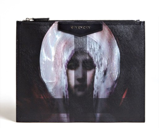 Con un diseño clásico pero con un plus de modernidad, este modelo con cierre de Givenchy es una oportunidad para no dejar pasar. Disponible en ln-cc.com por $335.