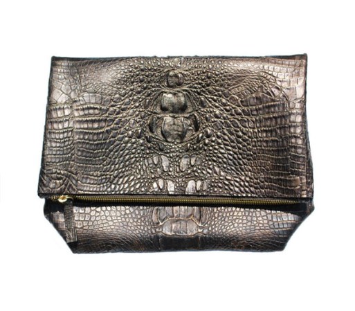 Heather Belle vuelve a marcar tendencia con su bolso "Vegan Fold-Over". Su pliegue en medio lo hace tan atractivo como seguro. Puedes conseguirlo en heatherbelleco.com por $345.