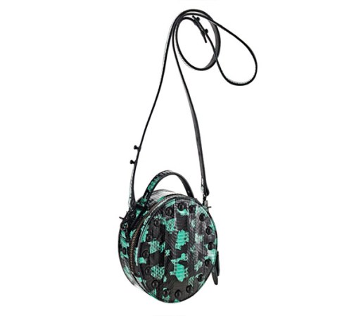 Colorida, cómoda, fácilmente combinable... ¡Todo lo que un bolso puede ofrecer! Disponible en loefflerrandall.com por $395.