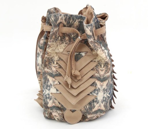 El bolso "Collina Strada Sierra" te brindará una apariencia novedosa y relajada. Está disponible en beklina.com por $360.