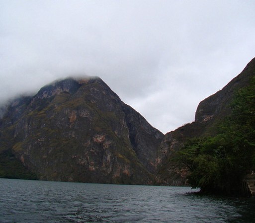CAÑON DEL SUMIDERO, CHIAPAS. Se creó por una ruptura en el área, y la erosión del Río Grijalva, que hoy cruza por en medio de paredes verticales de piedra de 1000 metros de longitud.