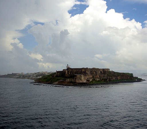El Castillo de San Cristóbal, ubicado en el sitio histórico de San Juan, te propone un paseo por la historia de la isla a través de esta construcción colonial del siglo XVI. Hay visitas guiadas y documentales que se exhiben durante el día.