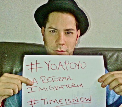 Christian Chávez, el actor y cantante mexicano apoya la reforma migratoria. Su fama internacional la alcanzó con su papel en una telenovela mexicana, Rebelde y por ser integrante del popular grupo RBD.