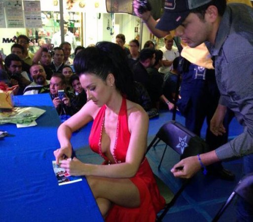 Su llegada a la nación azteca para promocionar la revista fue todo un acontecimiento.