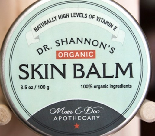 Esta crema con una fórmula enriquecida con vitaminas se puede usar en desde mejillas resecas por el invierno hasta en heridas. Nos encanta como humectante diario. Lo encuentras en momanddocapothecary.com, $8-$28.