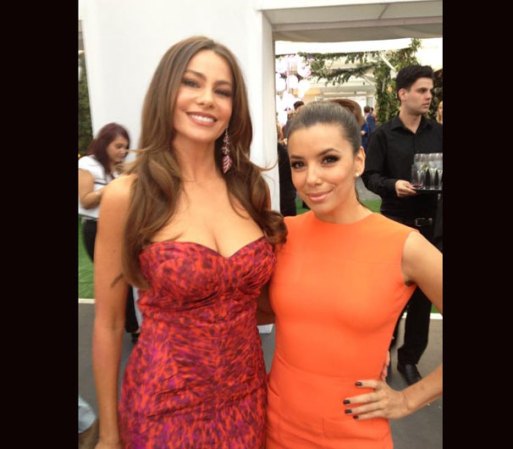 Aquí, Eva no teme las comparaciones y aparece junto a la colombiana, Sofía Vergara.