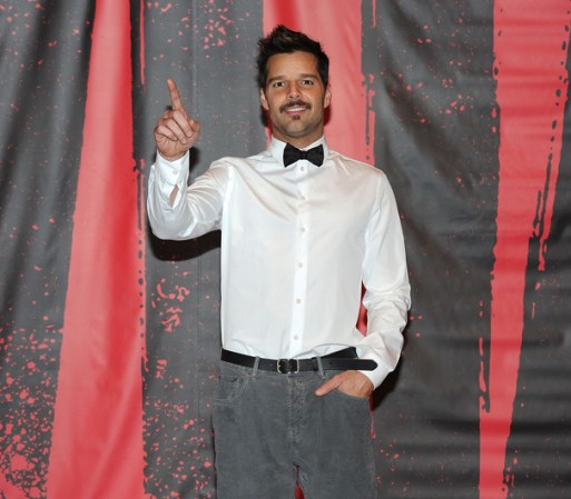 Por exigencias del personaje, Ricky Martin se dejó crecer el bigote, lo que hace que tenga una imagen más madura.