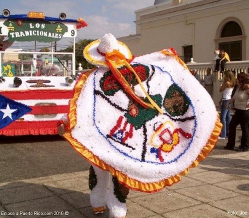 El Festival de Mascaras de Hatillo, celebrado todos los 28 de diciembre, es una oportunidad única para conocer la cultura de Puerto Rico: la población se disfraza con coloridos y divertidos trajes y desfila por el pueblo.