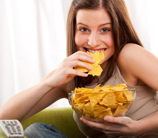 No comer entre comidas ayuda a perder peso es un mito según la NHI (Information from the National Health Service). El problema nos es comer entre comidas sino lo que comes. Hay quienes necesitan un alimento entre comidas para mantener su nivel de energía. Elige frutas o verduras en vez de papas fritas, chocolate y aperitivos con alto contenido de azúcar o grasas saturadas.