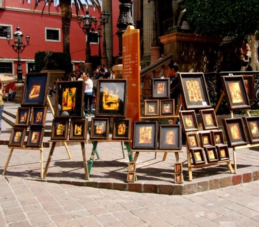 El arte es parte de la vida diaria de Guanajuato y hasta en las esquinas se puede ver como los artistas venden sus obras.