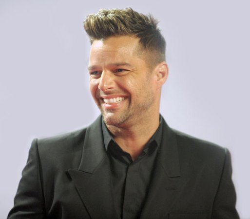 Ricky Martin le sonríe a la vida pues a pesar de que su cara poco a poco se llena de arrugas, su vida personal está en plenitud.