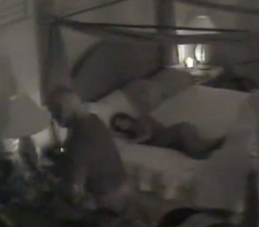 Cabe mencionar que la intimidad empieza aun cuando otro hombre está presente, pero este se retira y se despide amablemente, lo que da la idea de una presunta situación de intercambio de parejas.