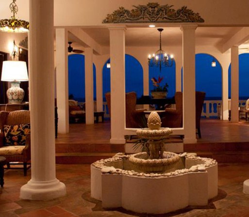 El hotel cuenta con un lobby abierto, donde puedes descansar y gozar de la brisa del mar.