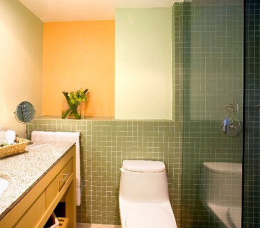 Los baños de las habitaciones están decorados de forma moderna y colorida.