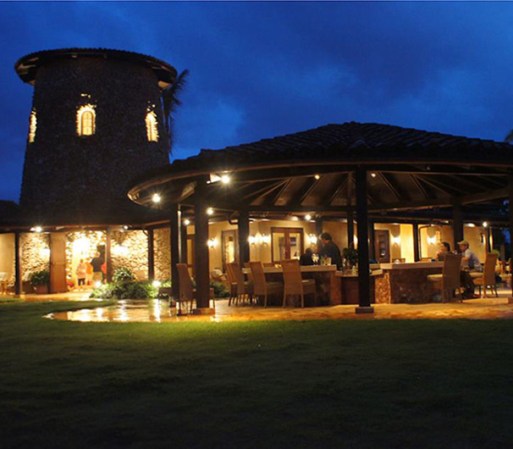 Relájate en el bar al aire libre con vista al campo de golf y al mar, donde podrás tomar vinos, cervezas, cócteles y saborear ricas tapas.