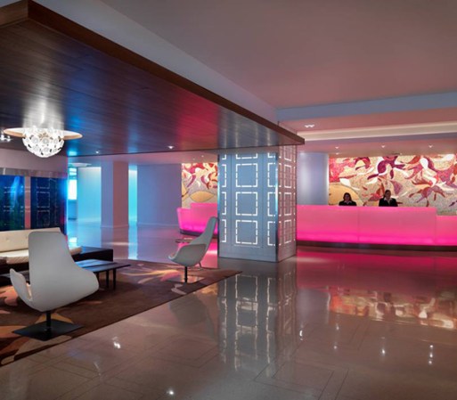 Un hotel lujoso y moderno. Para muestra aquí está el área de la recepción.