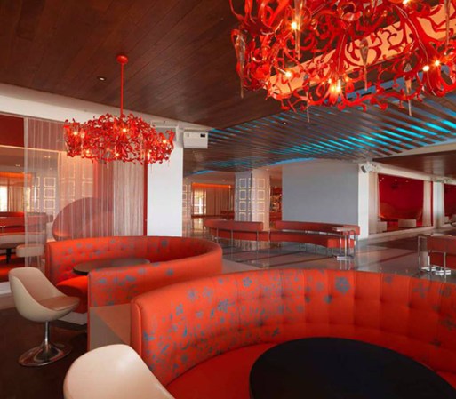 Si te gustan los hoteles modernos no puedes dejar de visitar y hospedarte en The Condado Plaza.
