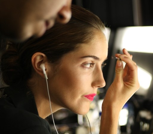 Las modelos llevaron las cejas muy naturales, sólo con una poca de mascara transparente.