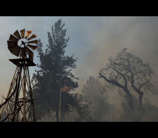 Unos 10 grandes incendios han destruido por lo menos ocho casas, un complejo de 18 viviendas y dos negocios desde el pasado martes.