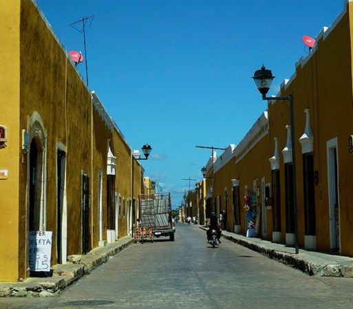 IZAMAL, YUCATÁN. Este poblado levantado sobre 12 pequeñas colinas conserva los vestigios de su antiguo poderío: cenotes de sacrificio ritual se encuentran alrededor. ¡Visita este lugar mágico!