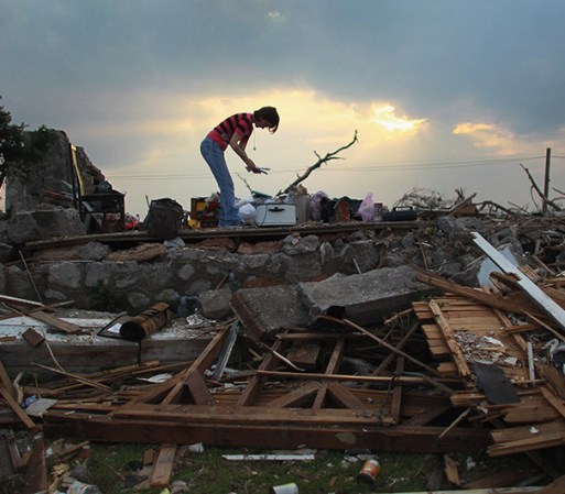 El tornado se intensificó con rapidez y se trasladó hacia el este a través de la ciudad de Joplin con mucha intensidad, y luego a través de la carretera interestatal 44 hacia porciones rurales de los condados de Newton y Lawrence.
