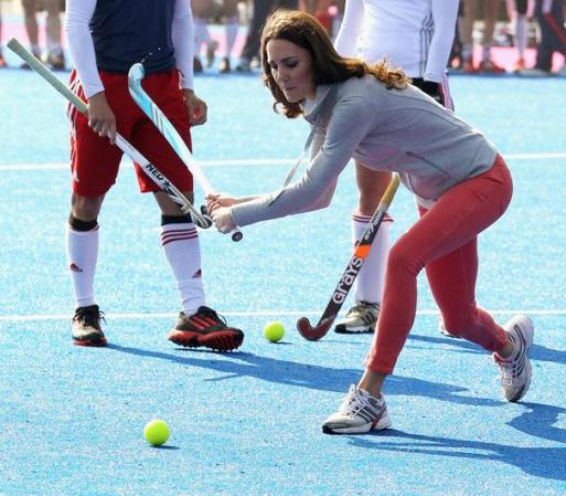 La posición del cuerpo y de los brazos, la muestran en uno de los mejores cálculos para darle a la pelota con puntería.