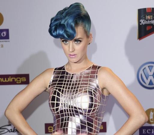 A la cantante de "Part of Me" le encanta experimentar, no sólo con tonos de cabello, sino con peinados. En esta imagen se le ve con un look retro.