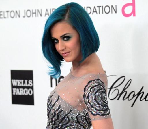 Año nuevo, pelo azul. Con la llegada de 2012, la guapa artista apareció con el tono teñido de este color... y seguro que nadie más la ha confundido con la actriz Zooey Deschanel como le pasaba antes.
