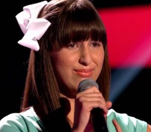 Kayley vino de Puerto Rico e interpretó “Set fire to the rain” . La tímida jovencita se emocionó al ver a los “coaches”. La única en darse vuelta fue Paulina pero la niñita estaba feliz de formar parte del “team Paulina”