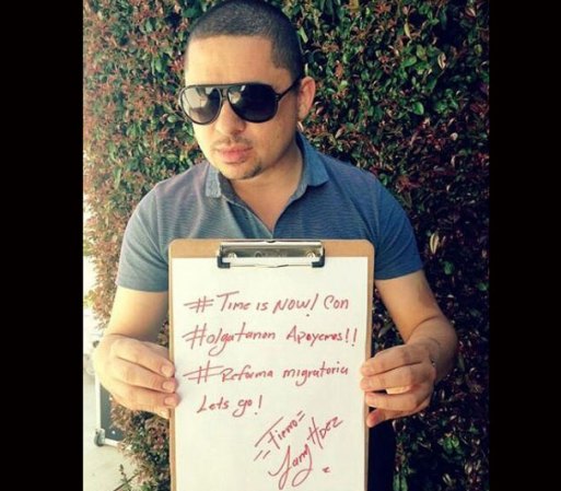 La música norteña encuentra un digno representante como Larry Hernández. Es otro de los artistas latinos que se unen a los millones de personas que esperan una reforma migratoria.