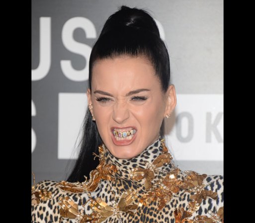 Katy Perry dejó a todos con la boca abierta, pues su presencia en los premios MTV 2013, estuvo marcada por una dentadura de oro y diamantes.